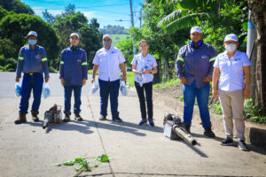 Equipo de Inversiones Energéticas a cargo de fumigaciones y jornadas informativas.